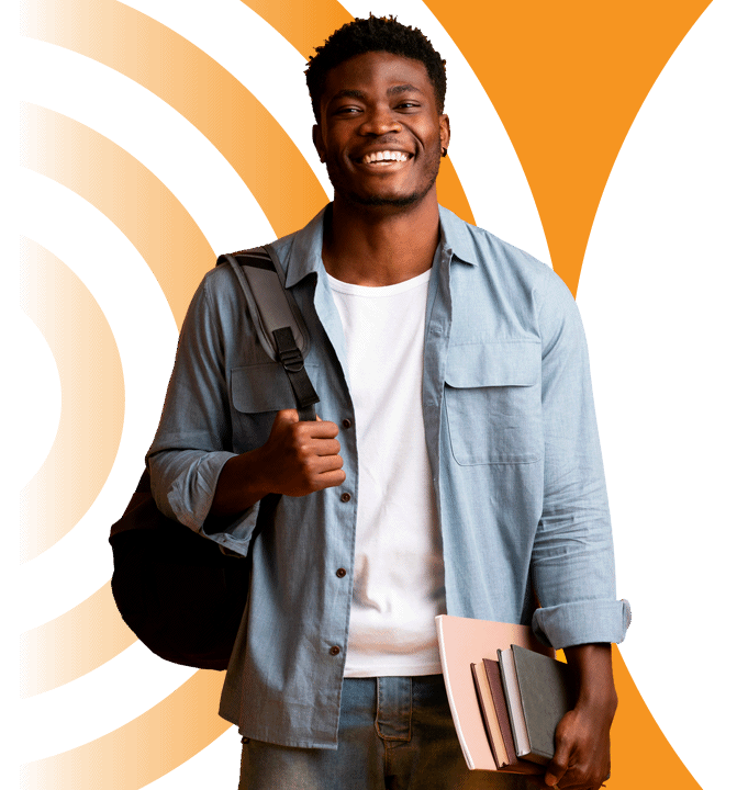 Descrição da imagem: jovem estudante negro, vestindo camiseta branca e camisa azul por cima, calça jeans. Está segurando uma mochila no ombro direito e alguns livros na mão esquerda.