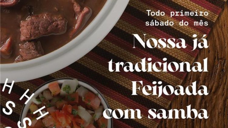 A imagem exibe uma farta feijoada com acompanhamentos, apresentada com texto promocional sobre uma toalha listrada e fundo de madeira rústica. 
