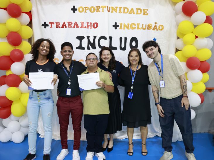 Virllayne de Oliveira Moreira e Wellington Junio Duarte de Souza recebendo os certificados do curso de garçom.